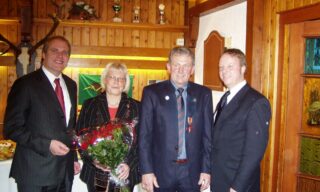 Verleihung Bundesverdienstkreuz 2004, vl. LR B. Reuter, Marianne Koch, Frank Koch, BM K. Becker
