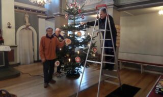 Weihnachtsbaum-Aufbau: vl. Gerhard Wiegand (+), Günter Scheerschmidt (+), Frank Koch