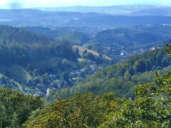 Blick vom Aussichtsturm: Das Lerbachtal mit Osterode bis zum Weserbergland im Westen