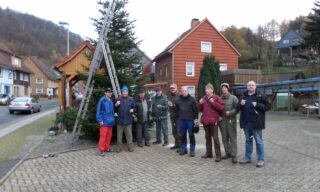 Dorf-Weinachtsbaum vl. R. Hallbauer, M. Weigel, H-J. Hammer, R. Specht, H. Gärtner, F. Koch, R. Kutscher, J. Koch, J. Hüddersen